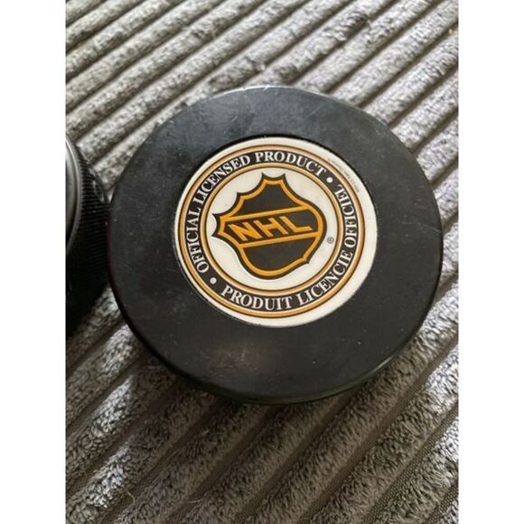 NHL Detroit Red Wings puck bundle Lidstrom 2015 hall of fame vintage lot - Picture 6 of 6